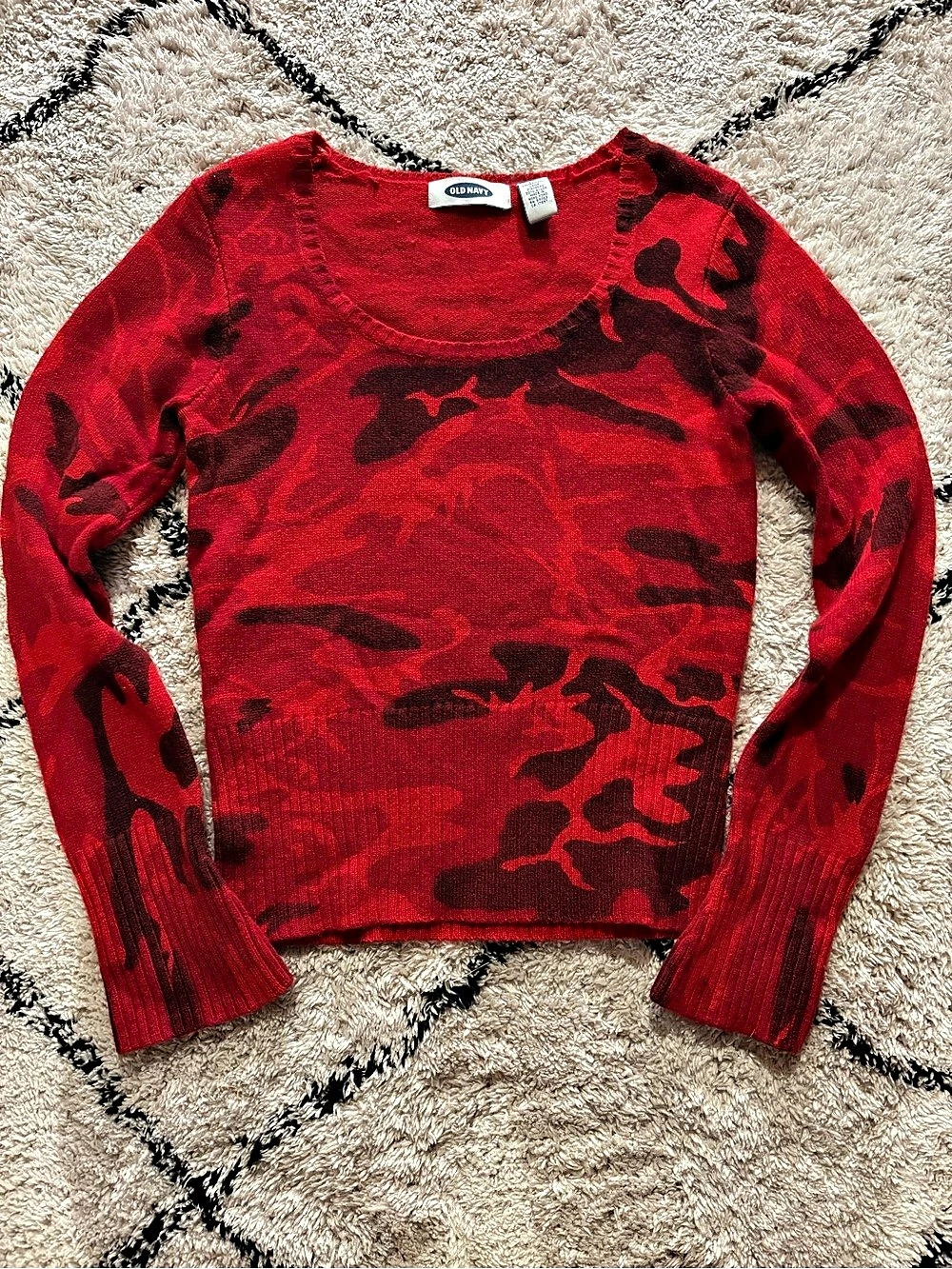 Old Navy Camo Crewneck Sweater in Red & Black Size Medium